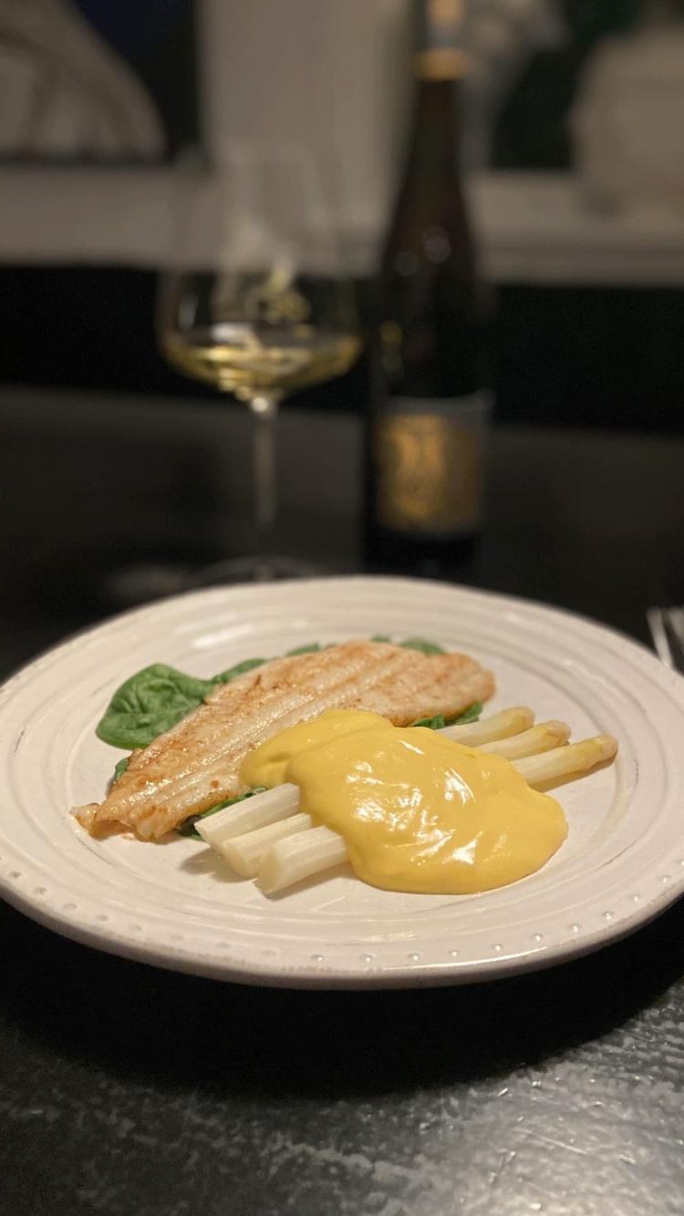 Hvite asparges, smørflyndre og Hollandaise
